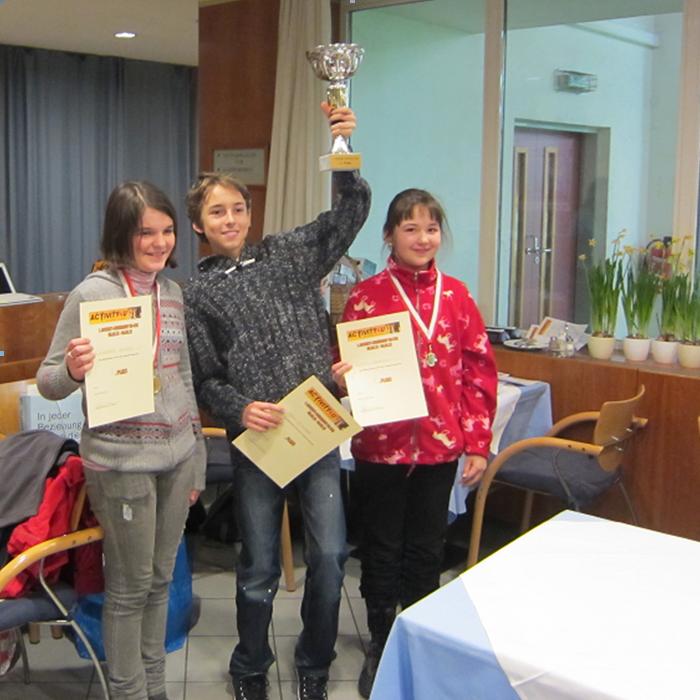 Sieger Tobias Mayrhuber (Mitte), flankiert von Alexandra Busuioc (beste U12, links) und Sophie Konecny (beste U10, rechts)